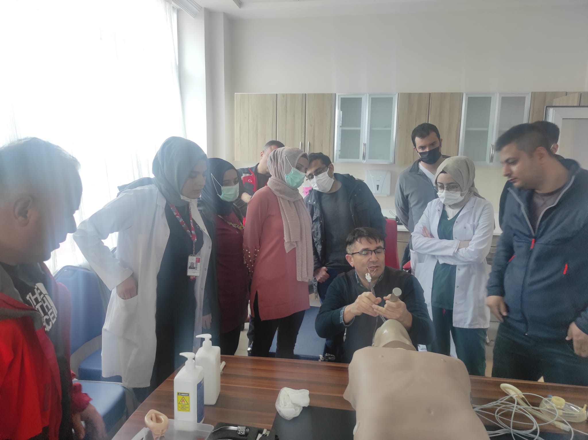 Niğde UMKE Birimi Tarafından Anesteziyoloji Uzmanı Dr.Mustafa KAÇMAZ Sunumunda Uygulamalı CPR Eğitimi Verilmiştir.